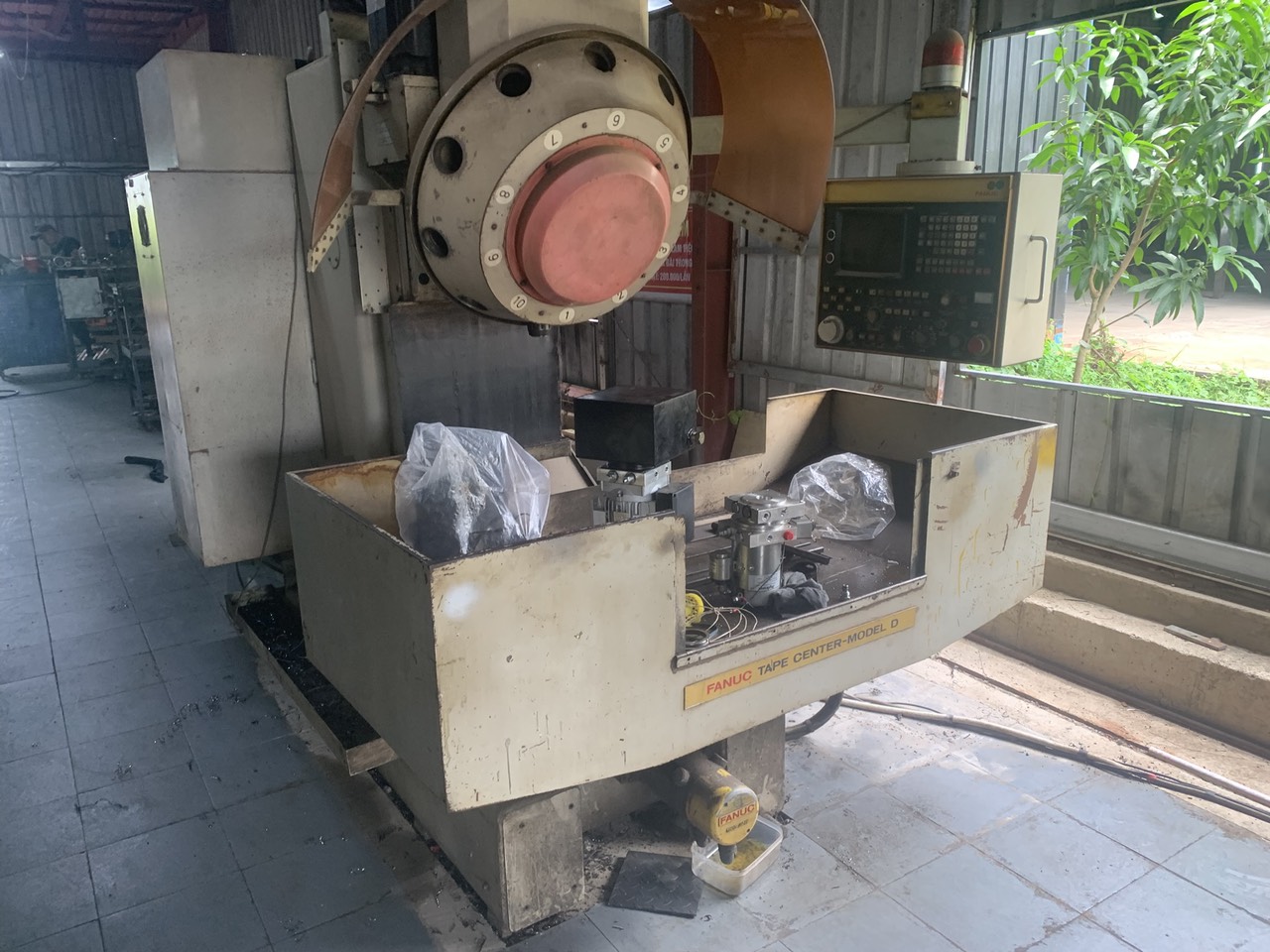 Vertical machining center machine.jpg
